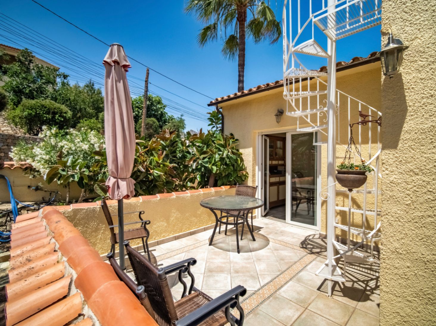 EXCLUSIVE AND SPACIOUS VILLA WITH IMPRESSIVE VIEWS AND CLOSE TO THE NEW WHITE PORT IN CALPE