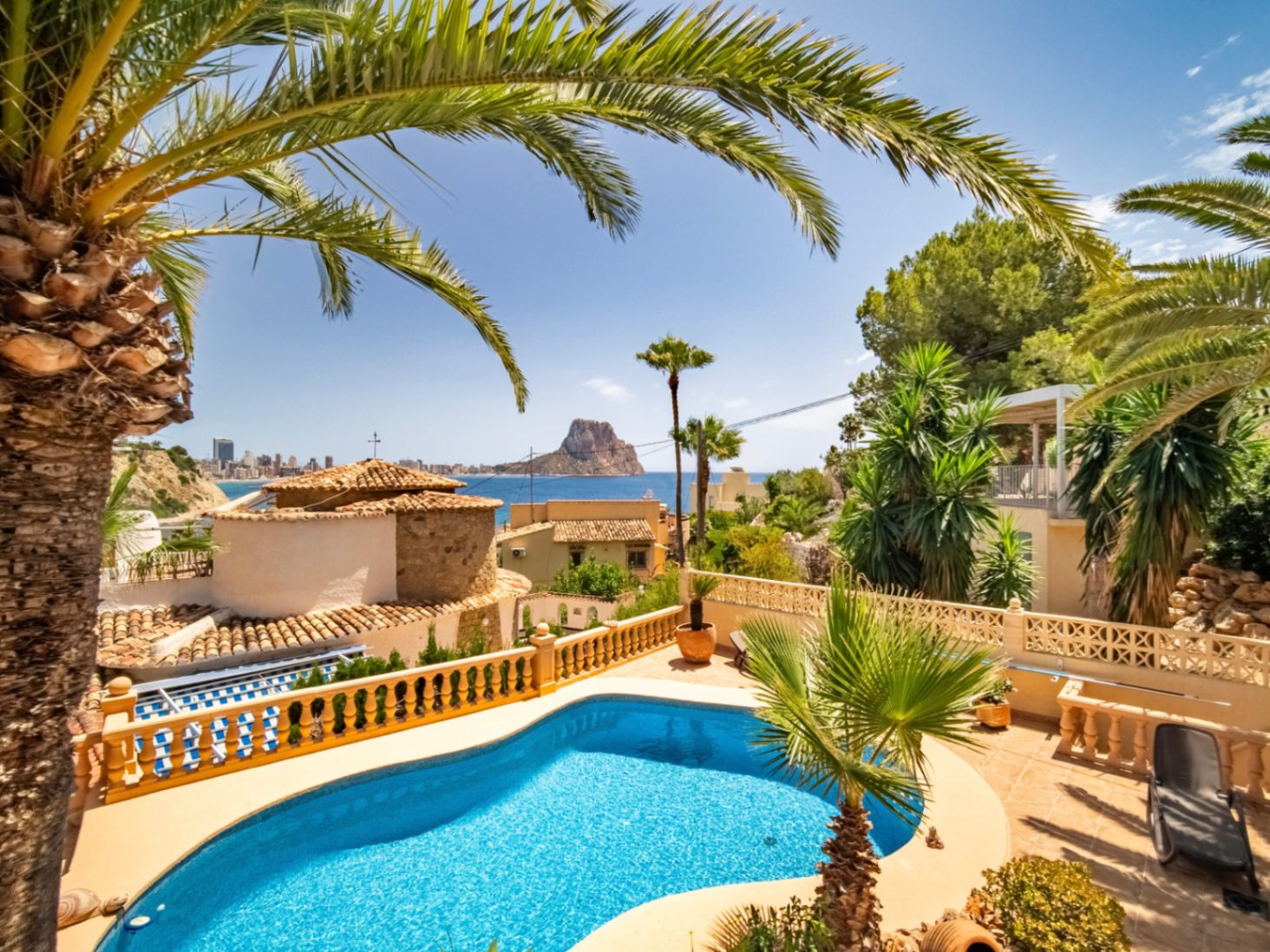 EXCLUSIVE AND SPACIOUS VILLA WITH IMPRESSIVE VIEWS AND CLOSE TO THE NEW WHITE PORT IN CALPE