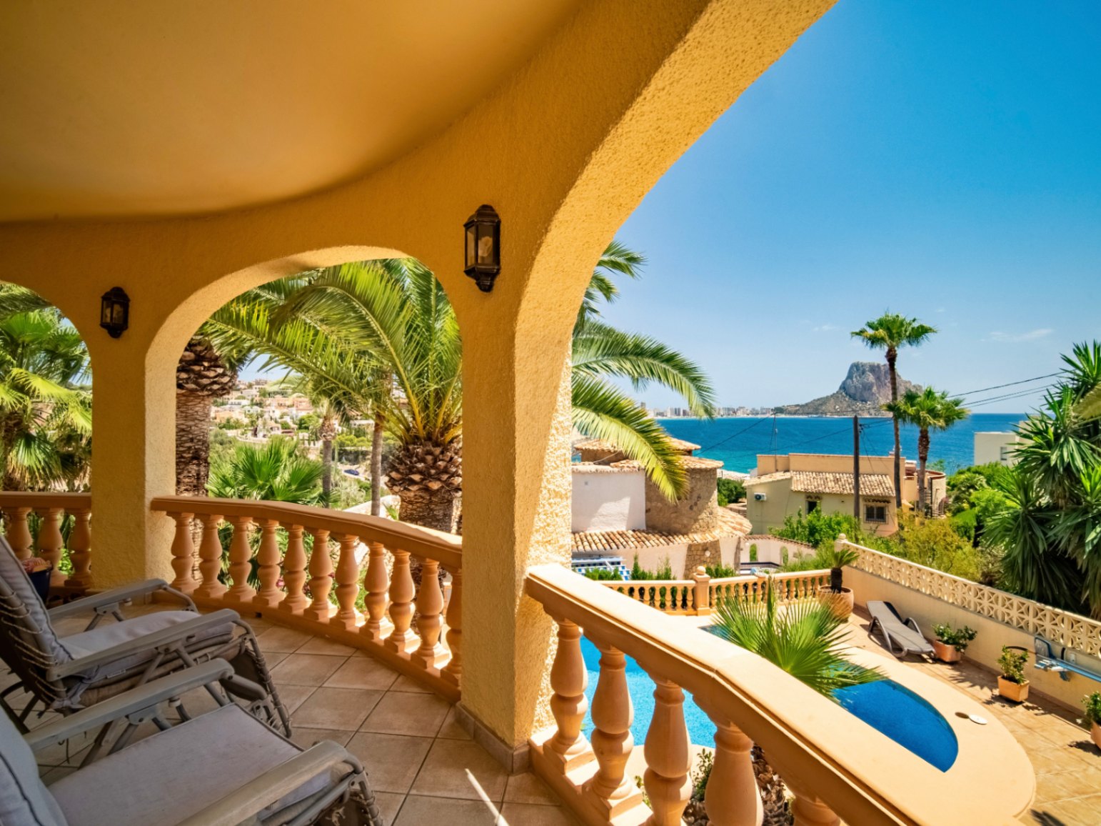 EXCLUSIVE AND SPACIOUS VILLA WITH IMPRESSIVE VIEWS AND CLOSE TO THE NEW WHITE PORT IN CALPE