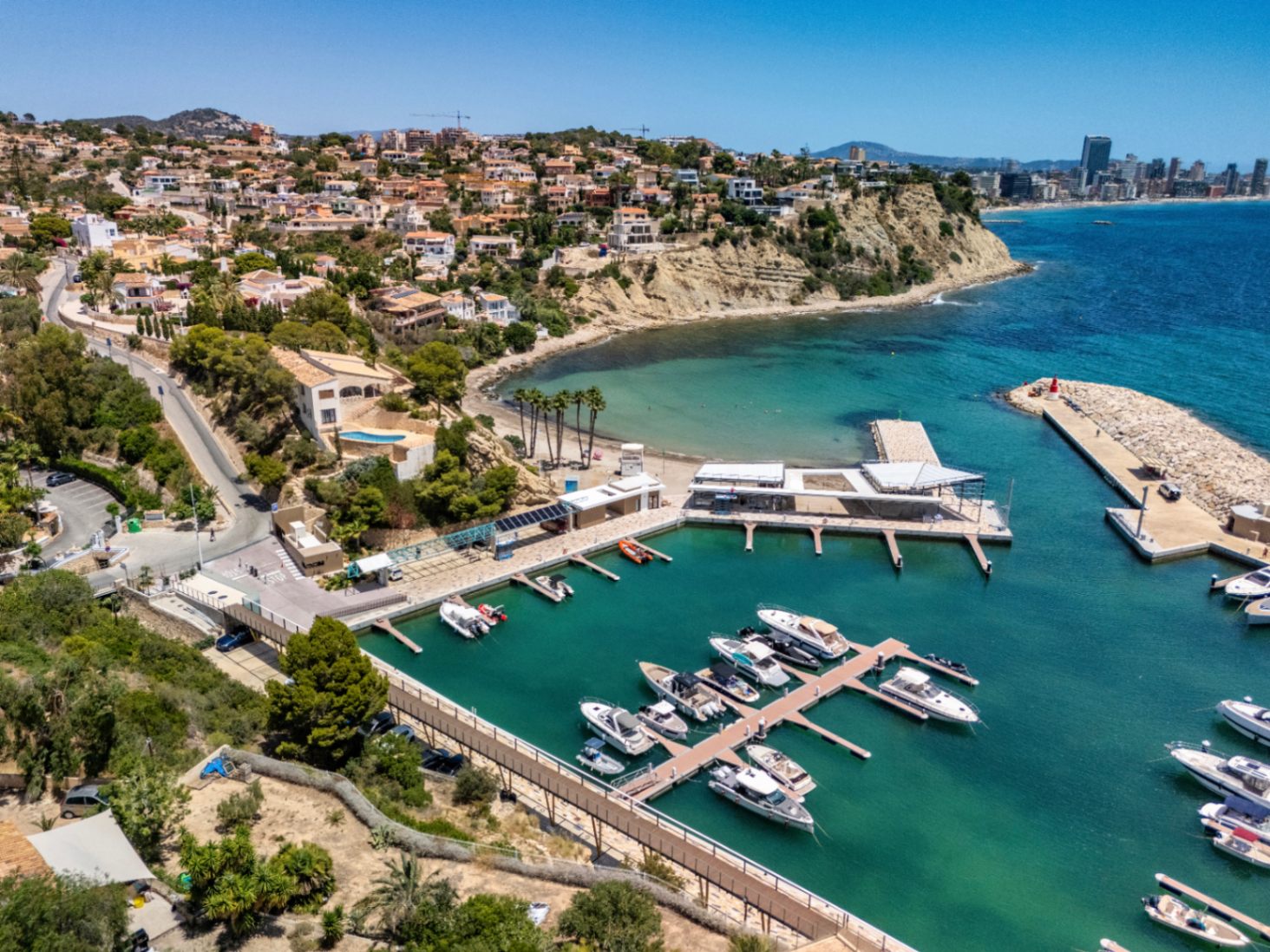 EXCLUSIVE AND SPACIOUS VILLA WITH IMPRESSIVE VIEWS AND CLOSE TO THE NEW WHITE PORT IN CALPE