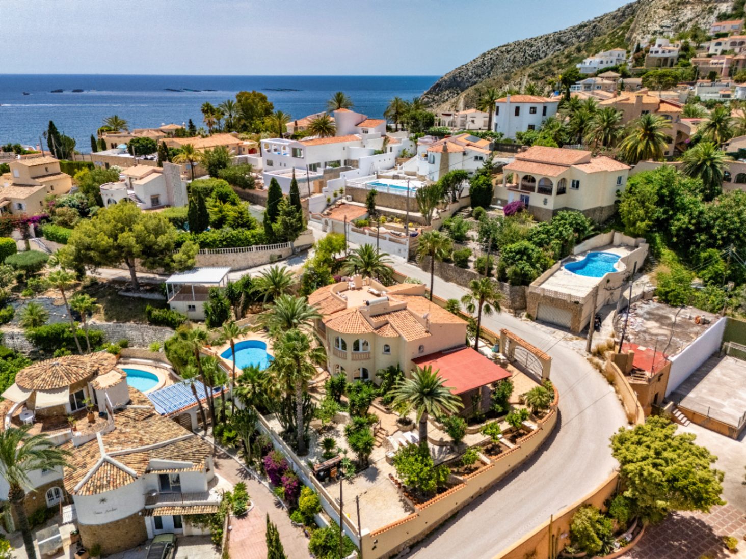 EXCLUSIVE AND SPACIOUS VILLA WITH IMPRESSIVE VIEWS AND CLOSE TO THE NEW WHITE PORT IN CALPE