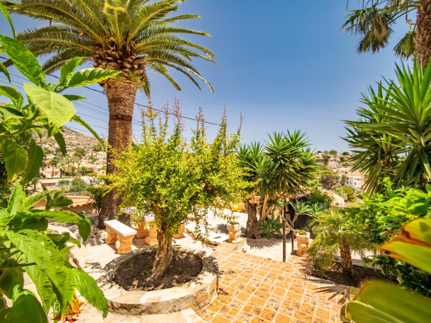 EXCLUSIVE AND SPACIOUS VILLA WITH IMPRESSIVE VIEWS AND CLOSE TO THE NEW WHITE PORT IN CALPE
