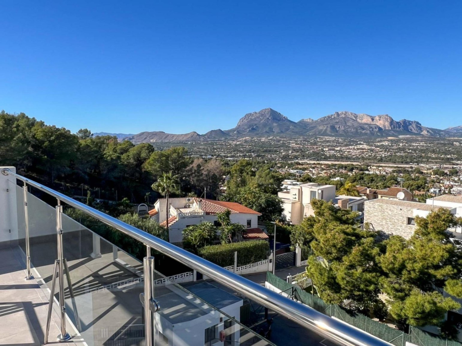 Fantastic modern house with nice views
