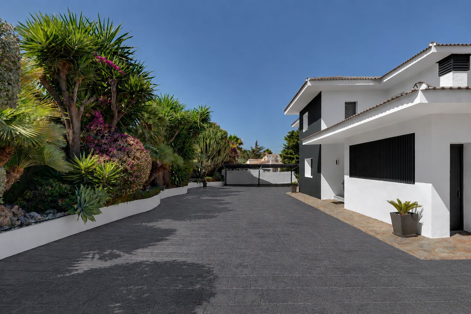 SPECTACULAR AND SPACIOUS VILLA VERY CLOSE TO THE CENTER OF CALPE WITH SEA AND PEÑÓN VIEWS