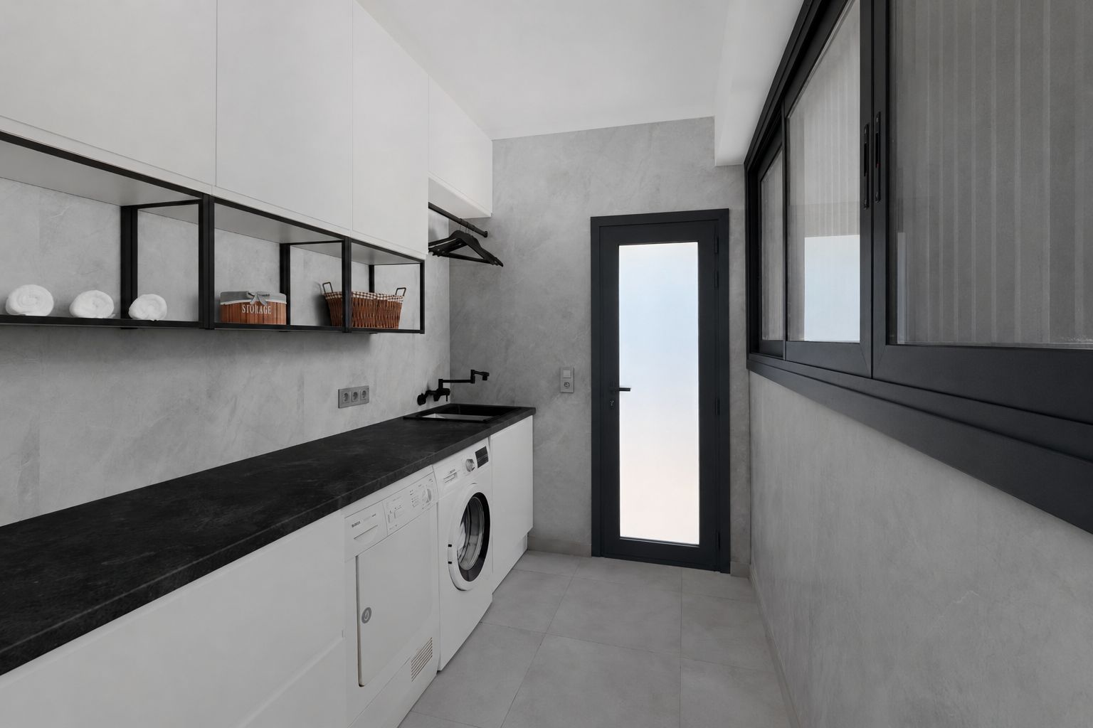 SPECTACULAR AND SPACIOUS VILLA VERY CLOSE TO THE CENTER OF CALPE WITH SEA AND PEÑÓN VIEWS