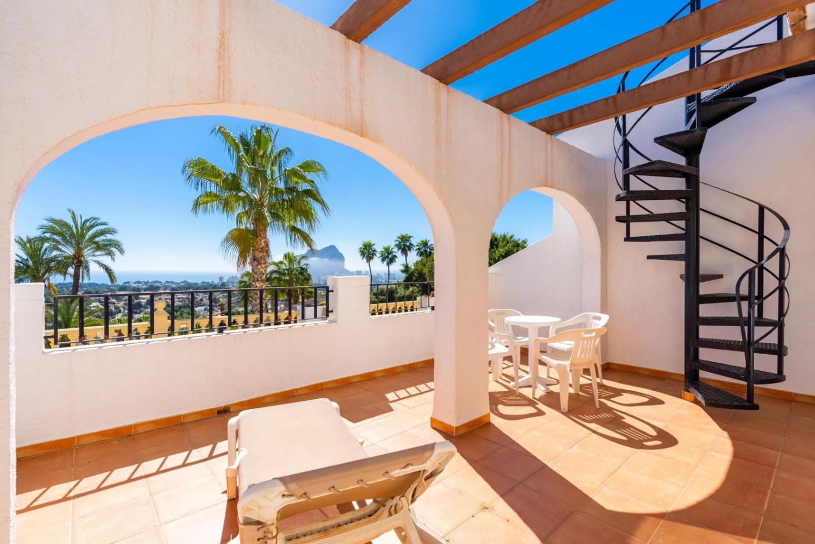 BUNGALOW WITH LARGE TERRACE AND IMPRESSIVE PANORAMIC VIEWS