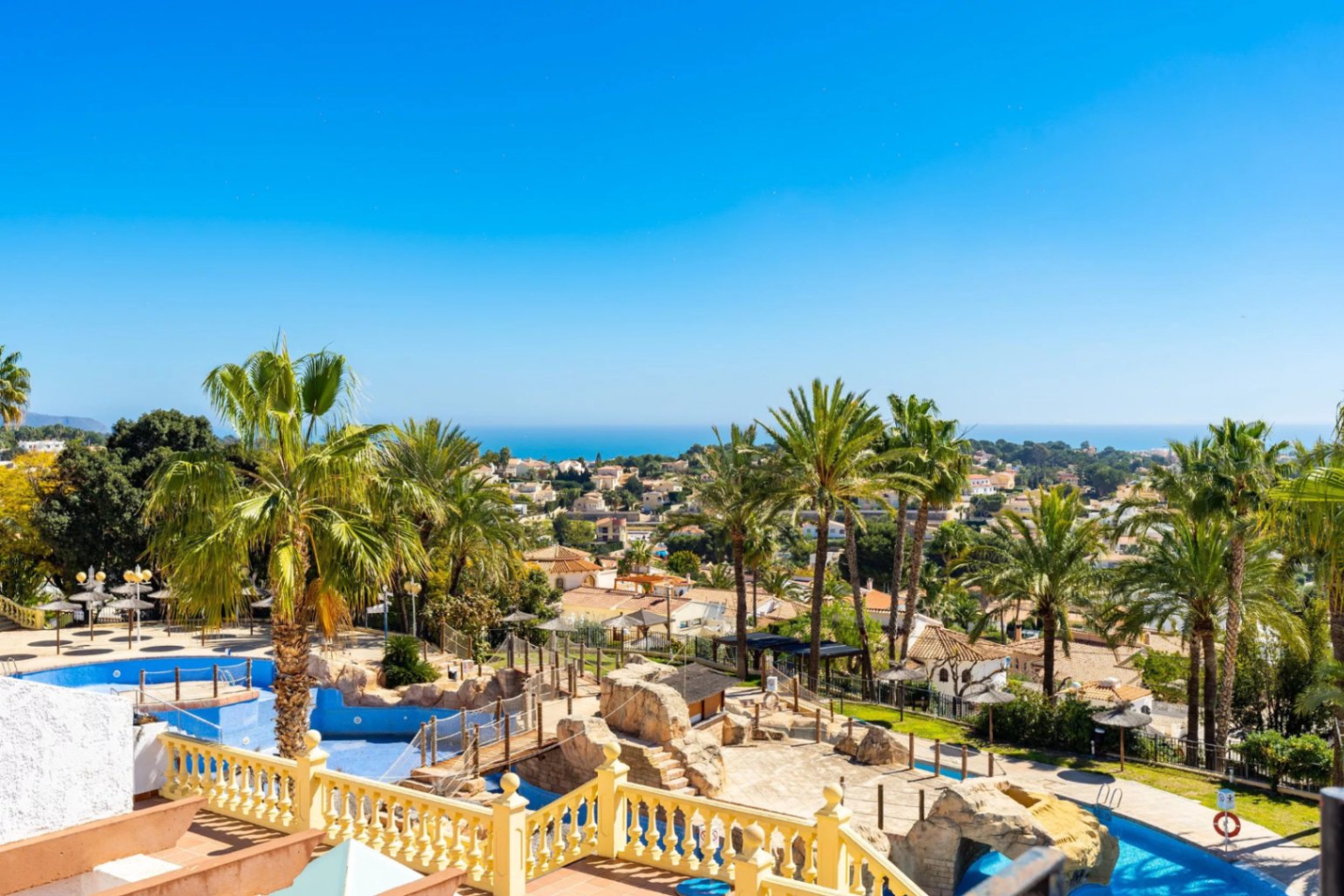 BUNGALOW WITH LARGE TERRACE AND IMPRESSIVE PANORAMIC VIEWS