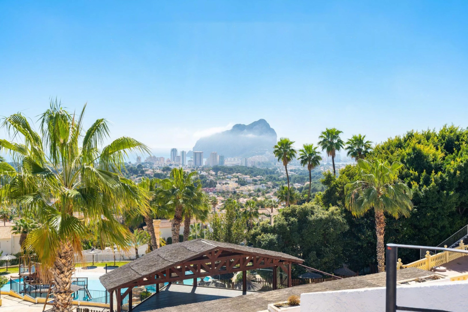 BUNGALOW WITH LARGE TERRACE AND IMPRESSIVE PANORAMIC VIEWS