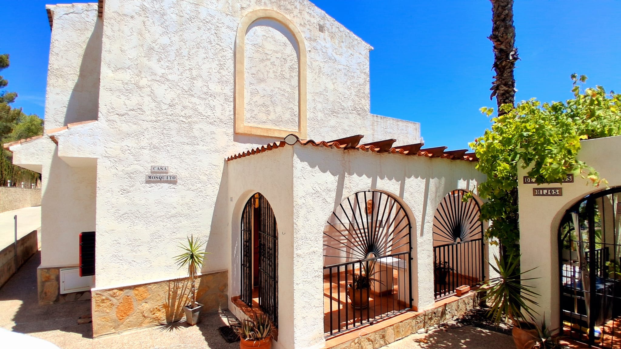 Bungalow with two spacious terraces and outstanding views of the sea and the mountains