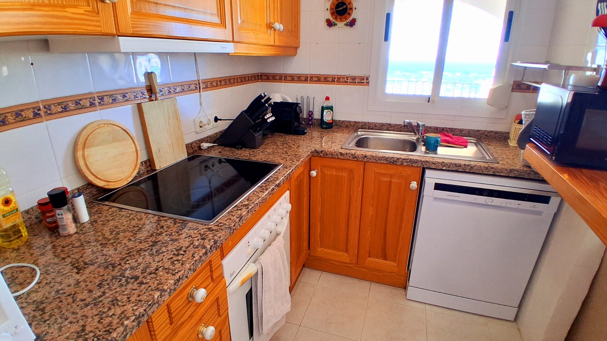Bungalow with two spacious terraces and outstanding views of the sea and the mountains