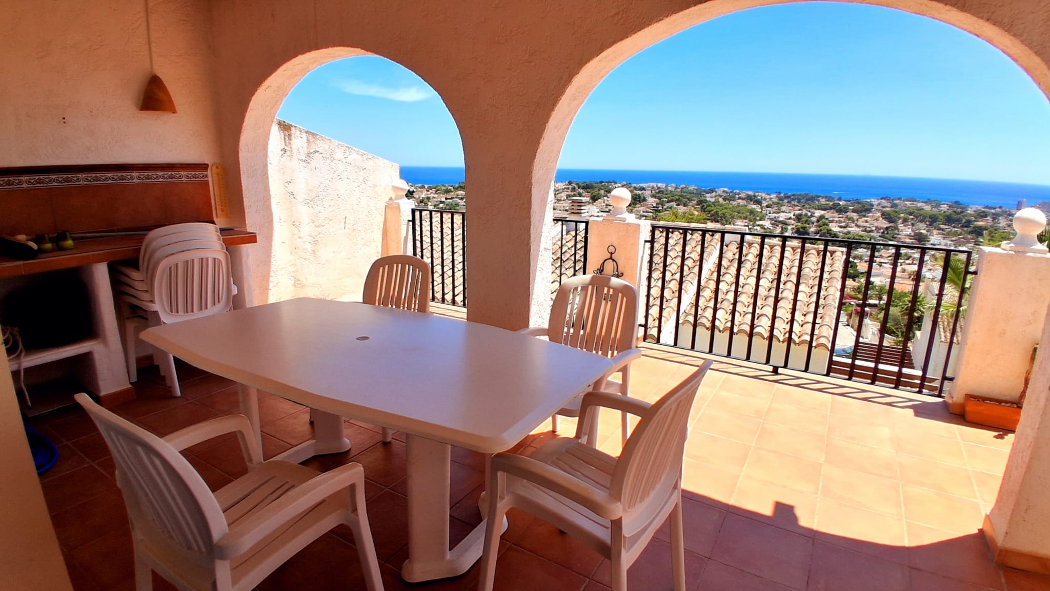 Bungalow with two spacious terraces and outstanding views of the sea and the mountains