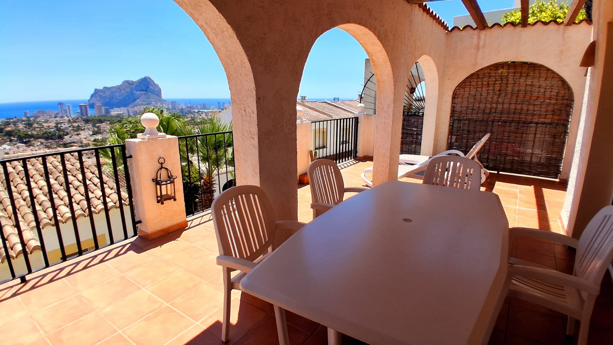 Bungalow with two spacious terraces and outstanding views of the sea and the mountains