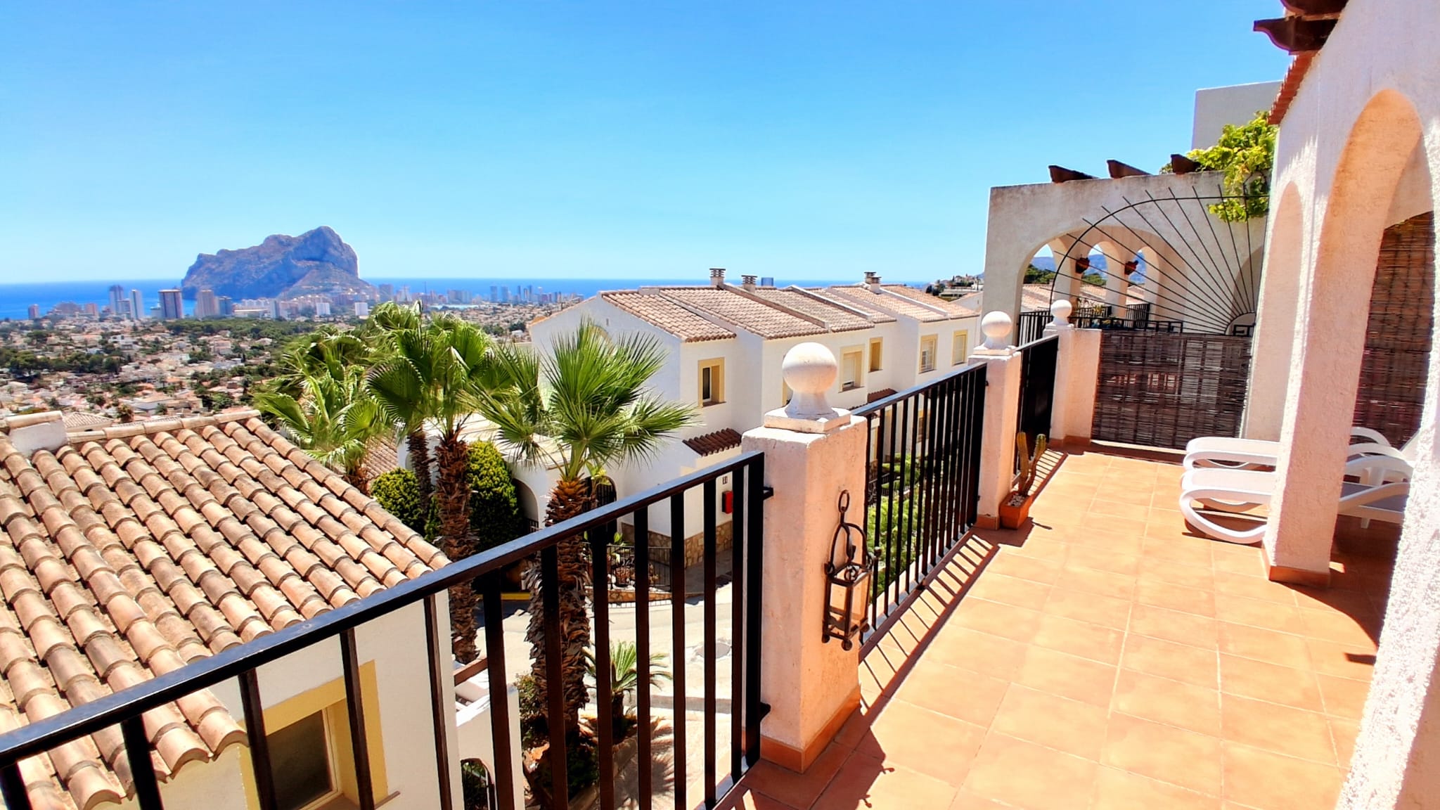 Bungalow with two spacious terraces and outstanding views of the sea and the mountains