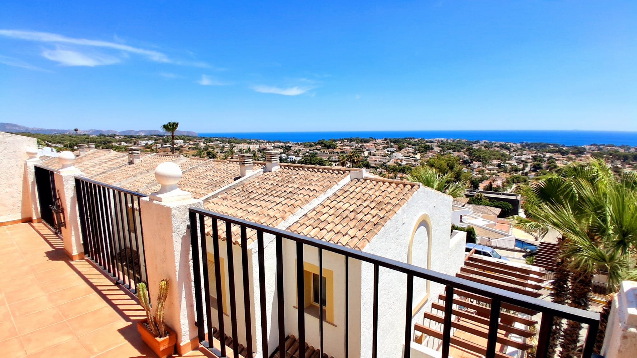 Bungalow with two spacious terraces and outstanding views of the sea and the mountains