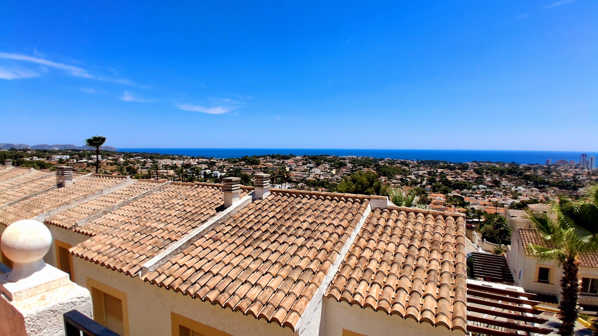 Bungalow with two spacious terraces and outstanding views of the sea and the mountains