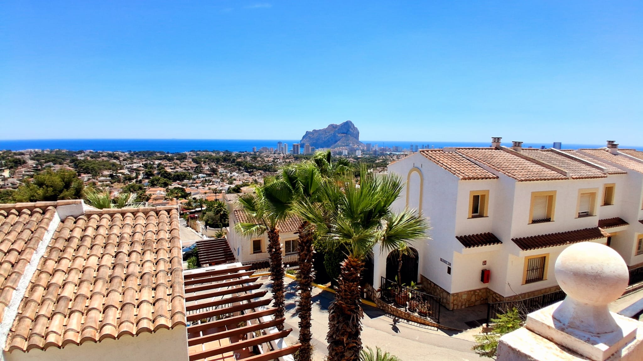 Bungalow with two spacious terraces and outstanding views of the sea and the mountains