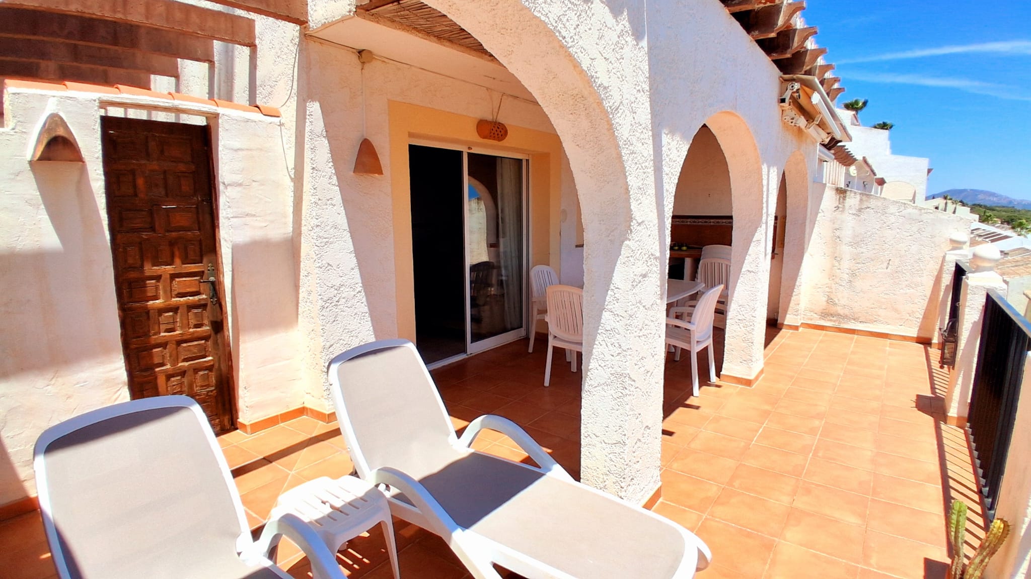 Bungalow with two spacious terraces and outstanding views of the sea and the mountains