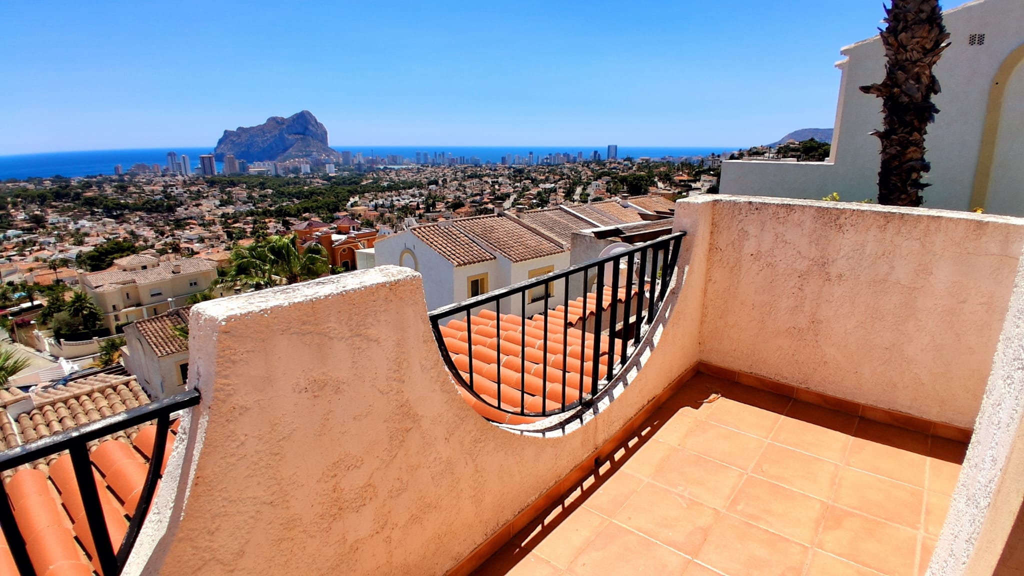 Bungalow with two spacious terraces and outstanding views of the sea and the mountains