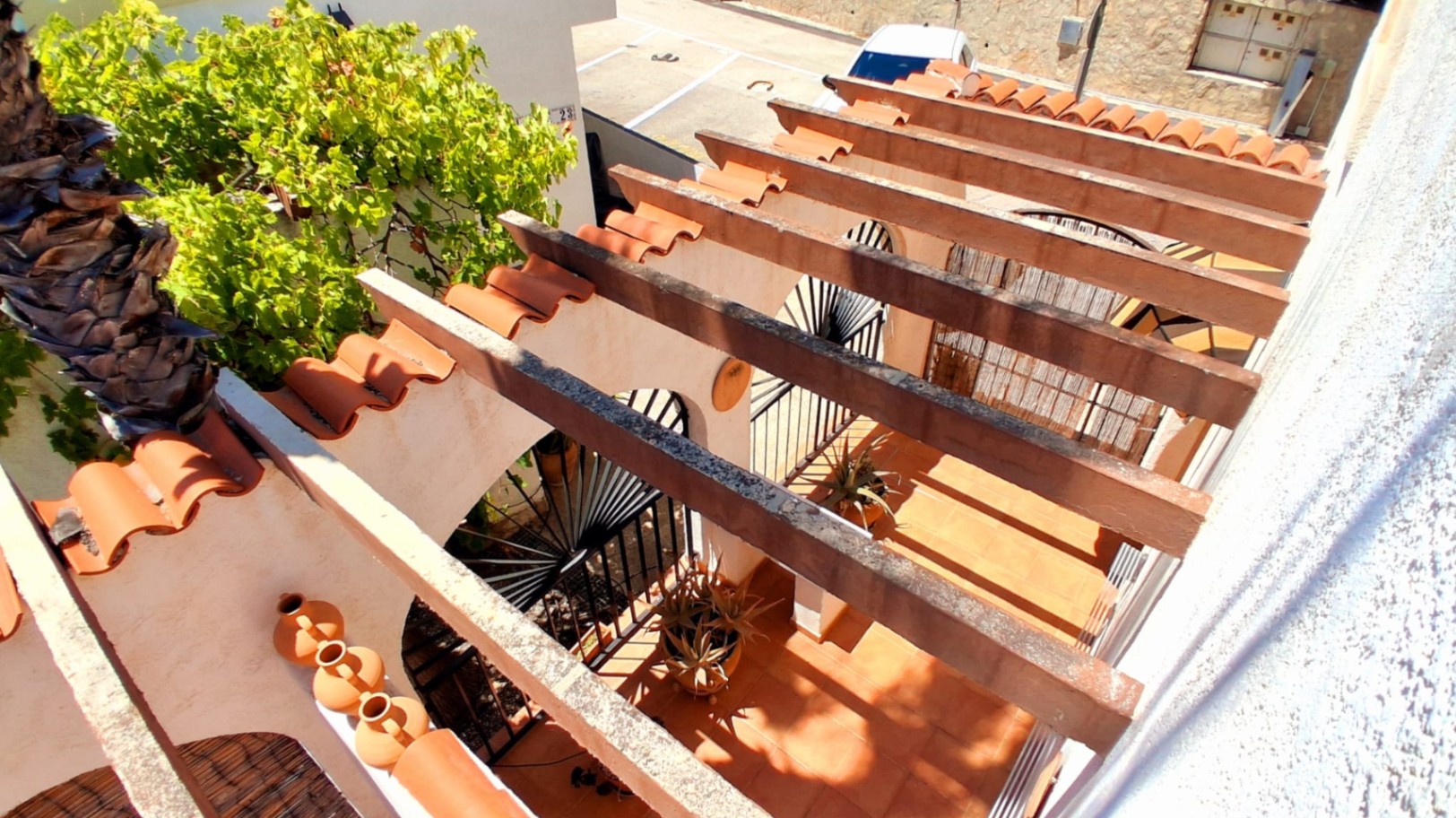 Bungalow with two spacious terraces and outstanding views of the sea and the mountains