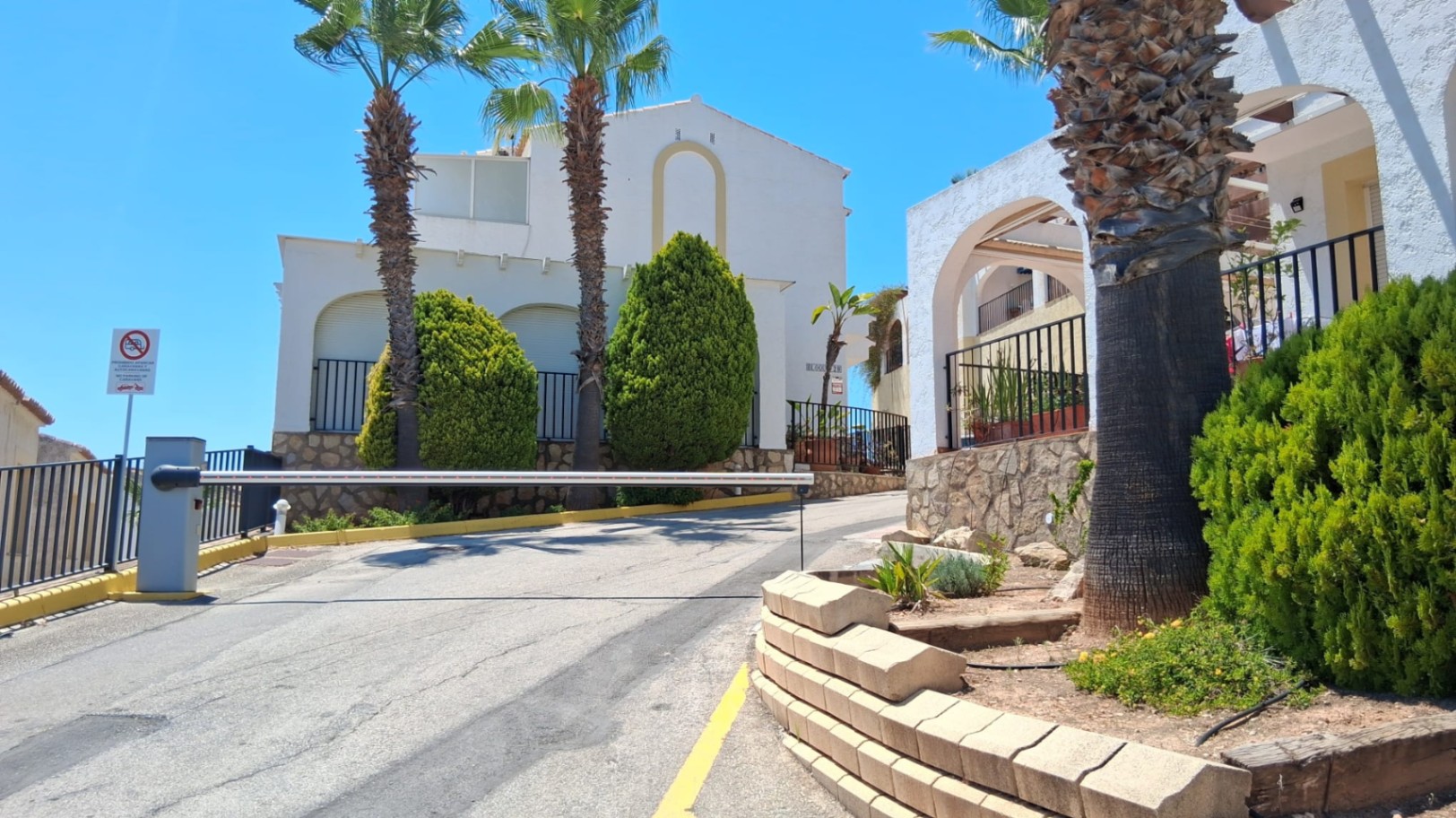 Bungalow with two spacious terraces and outstanding views of the sea and the mountains