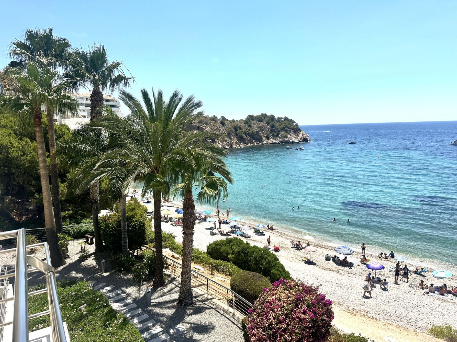 EXCLUSIVE LUXURY APARTMENT ON THE FRONT LINE OF THE SEA IN ALTEA