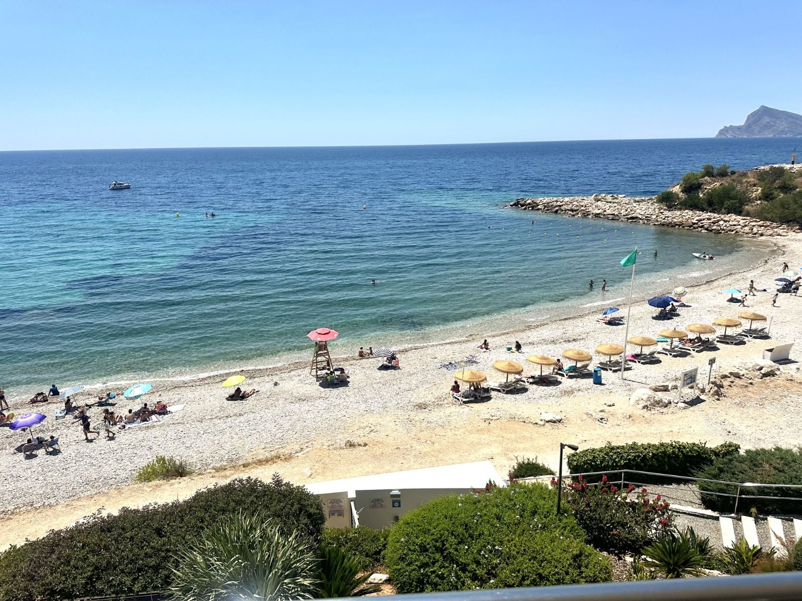 EXCLUSIVE LUXURY APARTMENT ON THE FRONT LINE OF THE SEA IN ALTEA
