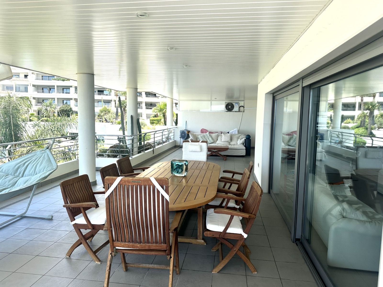 EXCLUSIVE LUXURY APARTMENT ON THE FRONT LINE OF THE SEA IN ALTEA