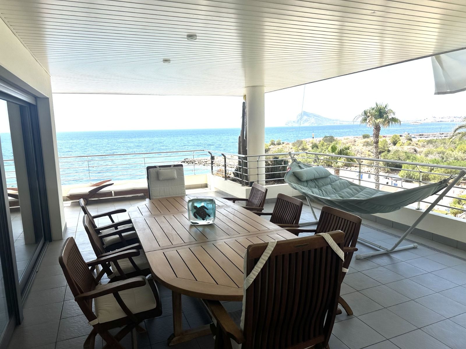 EXCLUSIVE LUXURY APARTMENT ON THE FRONT LINE OF THE SEA IN ALTEA