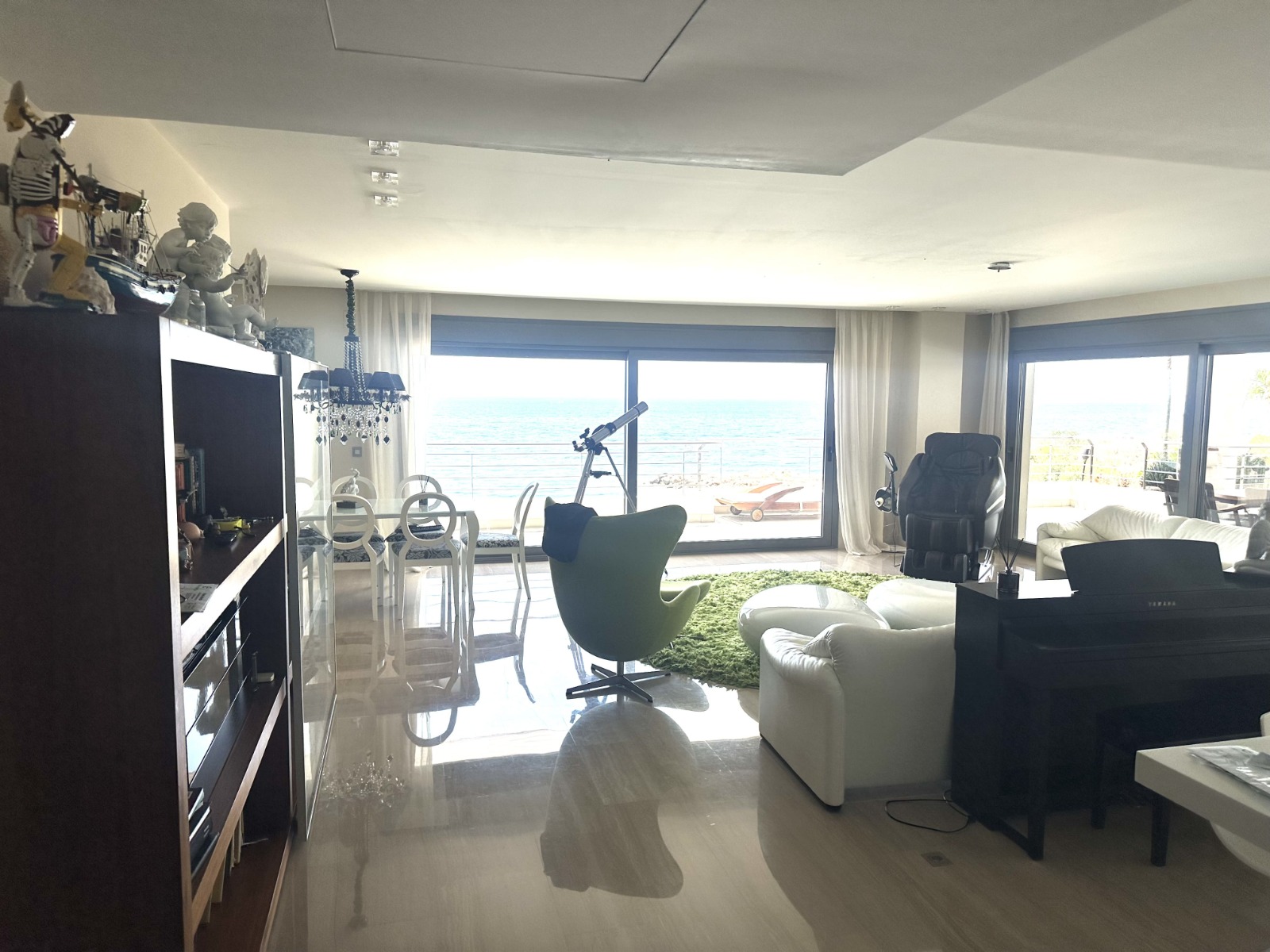 EXCLUSIVE LUXURY APARTMENT ON THE FRONT LINE OF THE SEA IN ALTEA