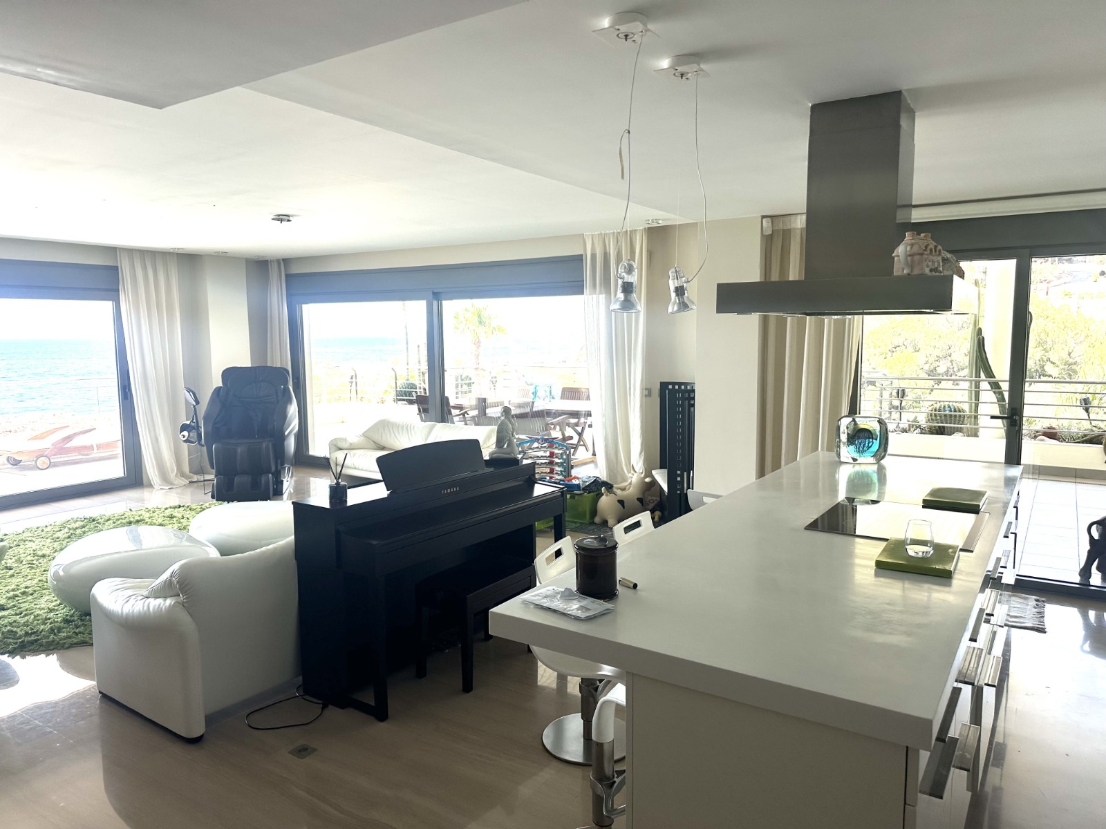 EXCLUSIVE LUXURY APARTMENT ON THE FRONT LINE OF THE SEA IN ALTEA