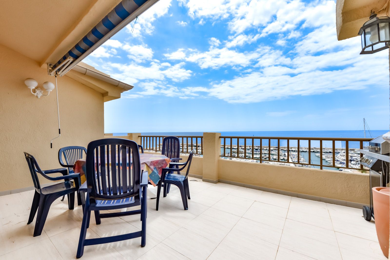 Beachfront penthouse with stunning views of Marina Greenwich Marina and Altea Bay