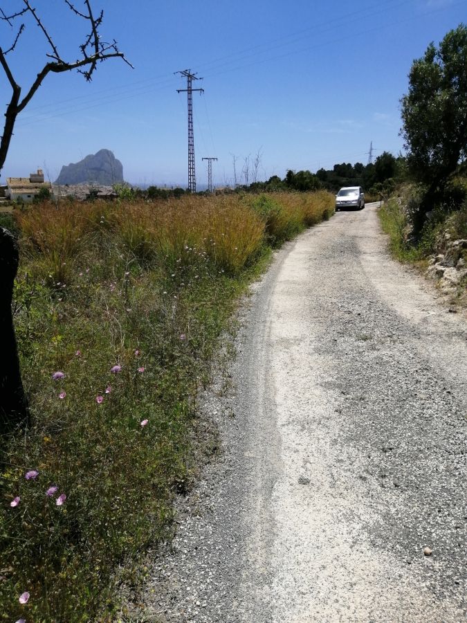 11,000 square meters of land for the construction of a house. Land with open and clear views of the Peñon de Ifach.