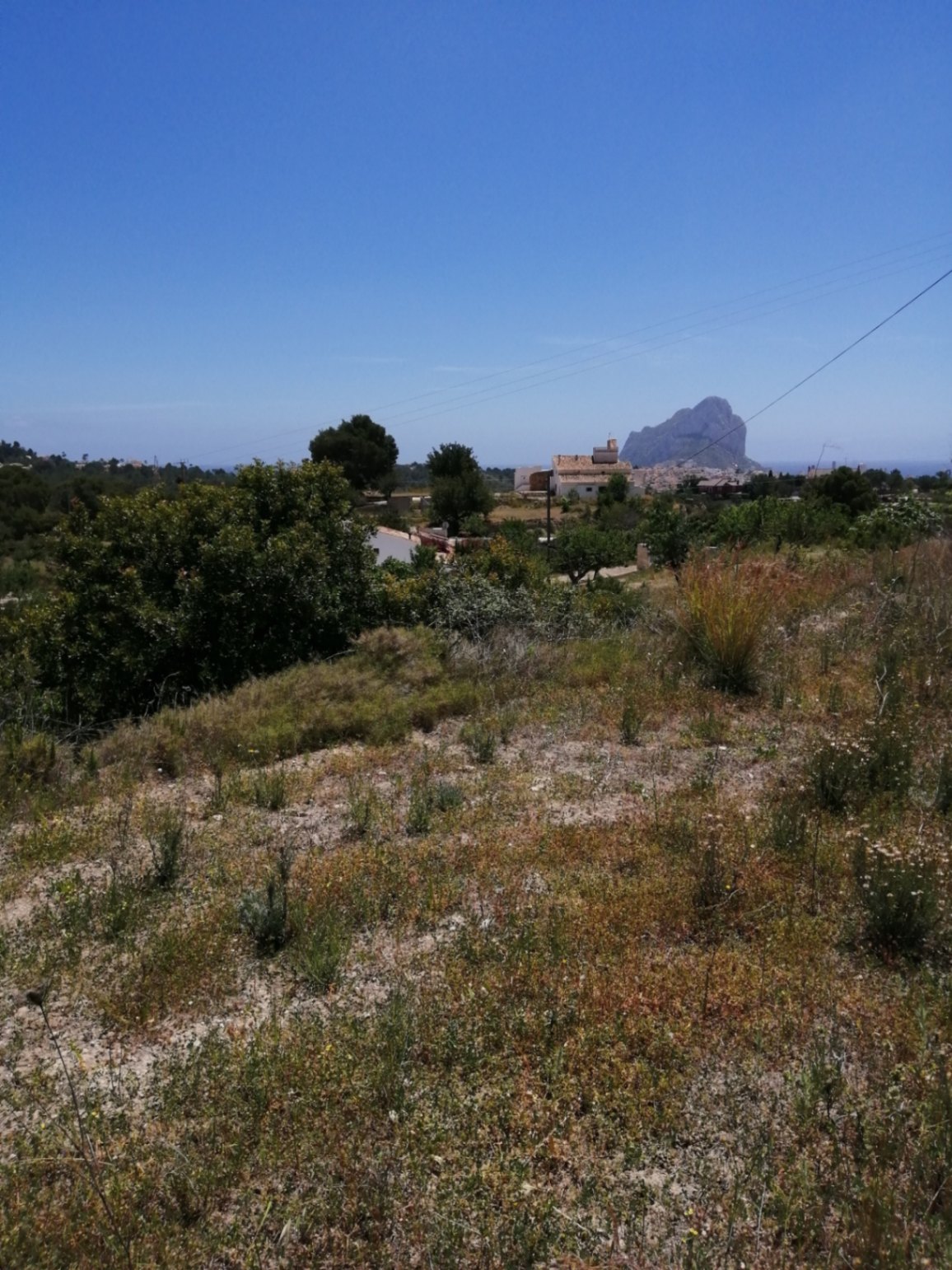 11,000 square meters of land for the construction of a house. Land with open and clear views of the Peñon de Ifach.