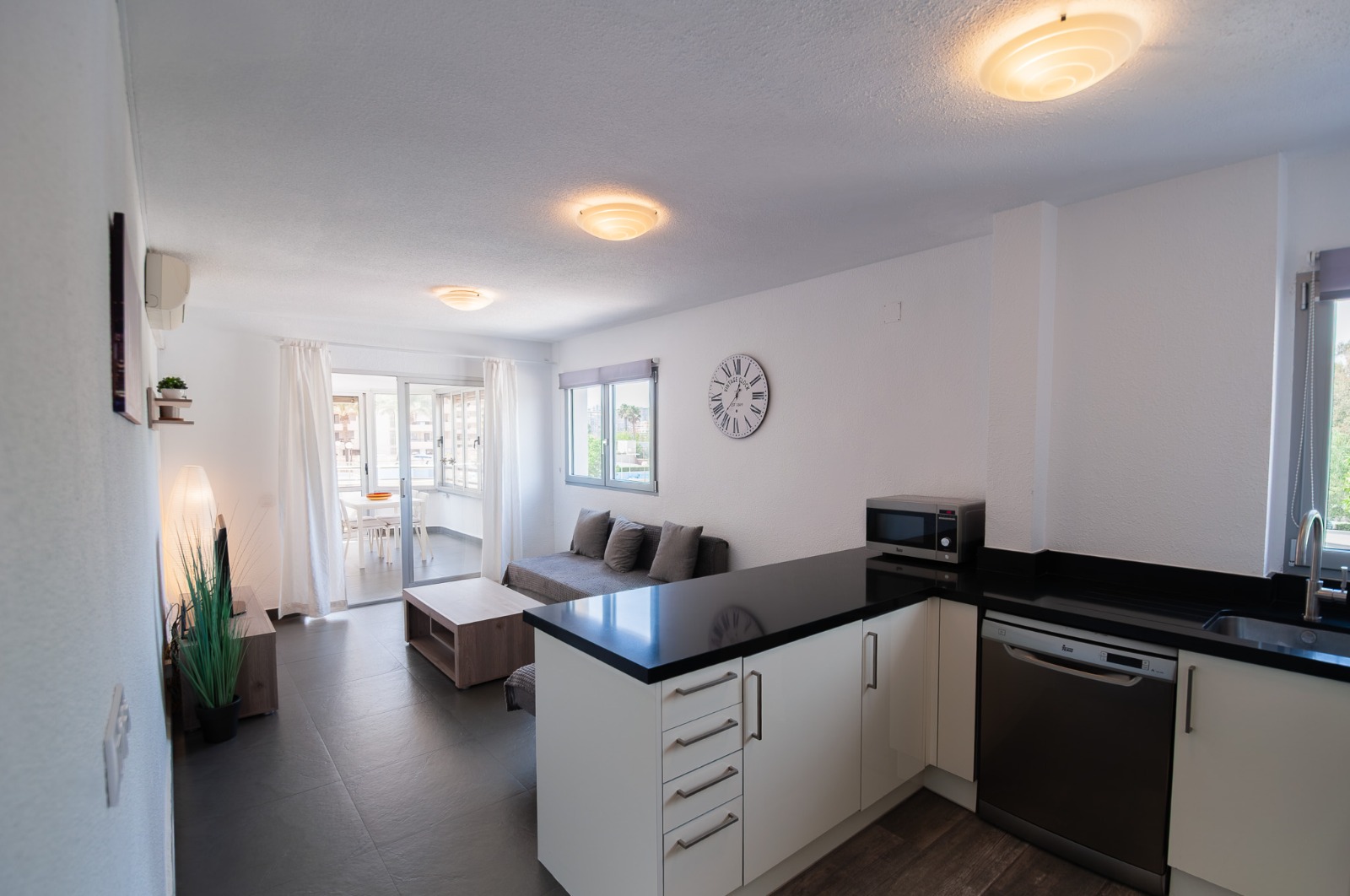 BEAUTIFUL APARTMENT ON THE FRONT LINE OF LA FOSA BEACH