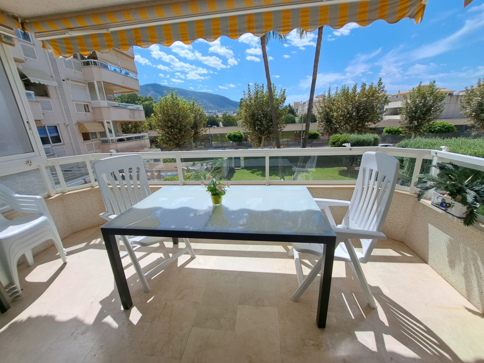 Apartment with three bedrooms close to the city center in Albir
