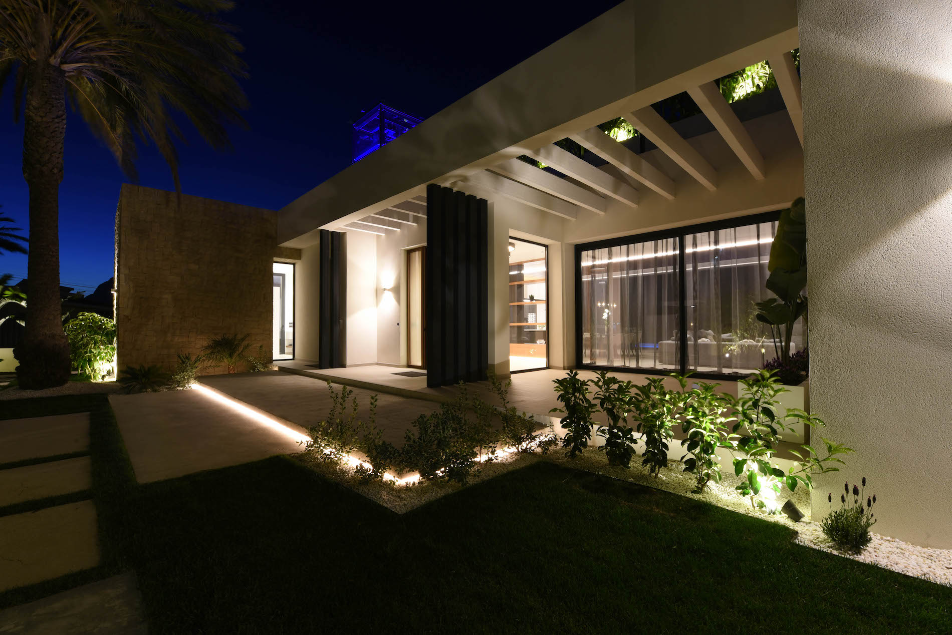 Large contemporary villa of exceptional quality!