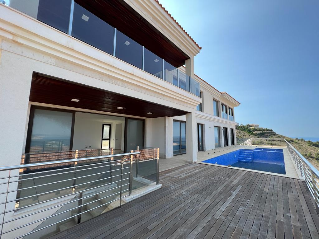 Fantastic modern villa with sea views