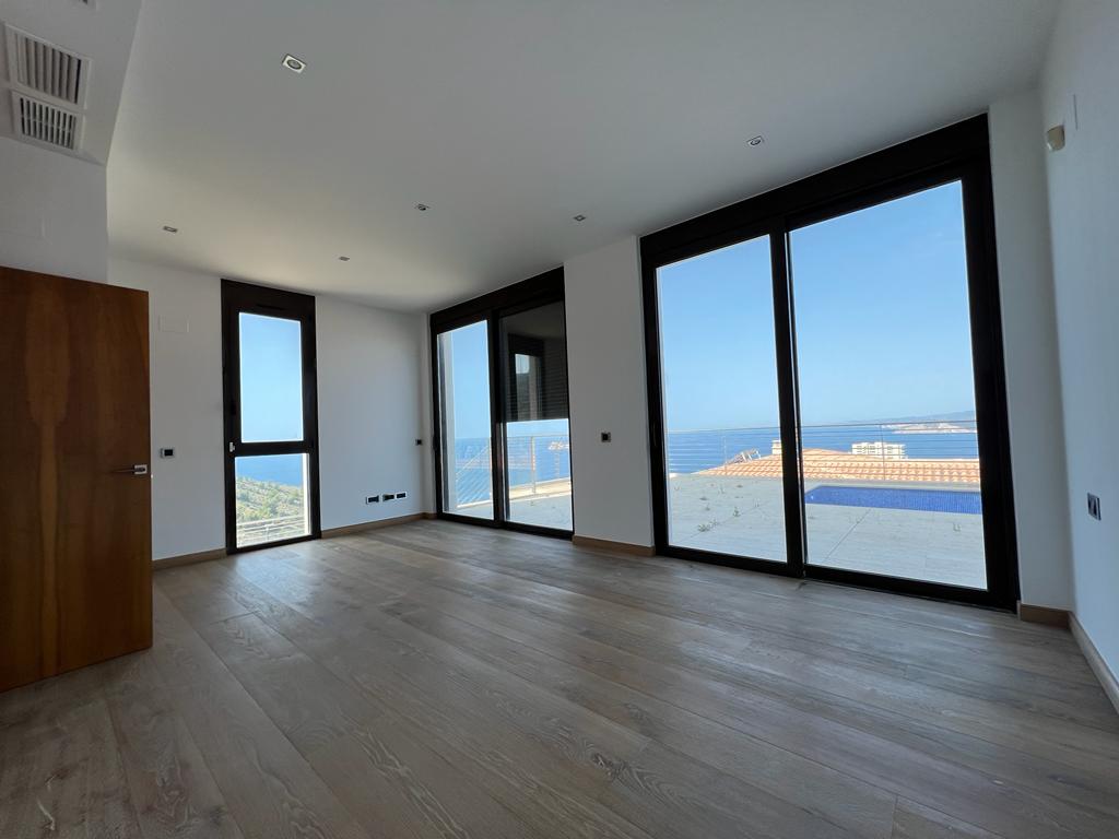 Fantastic modern villa with sea views