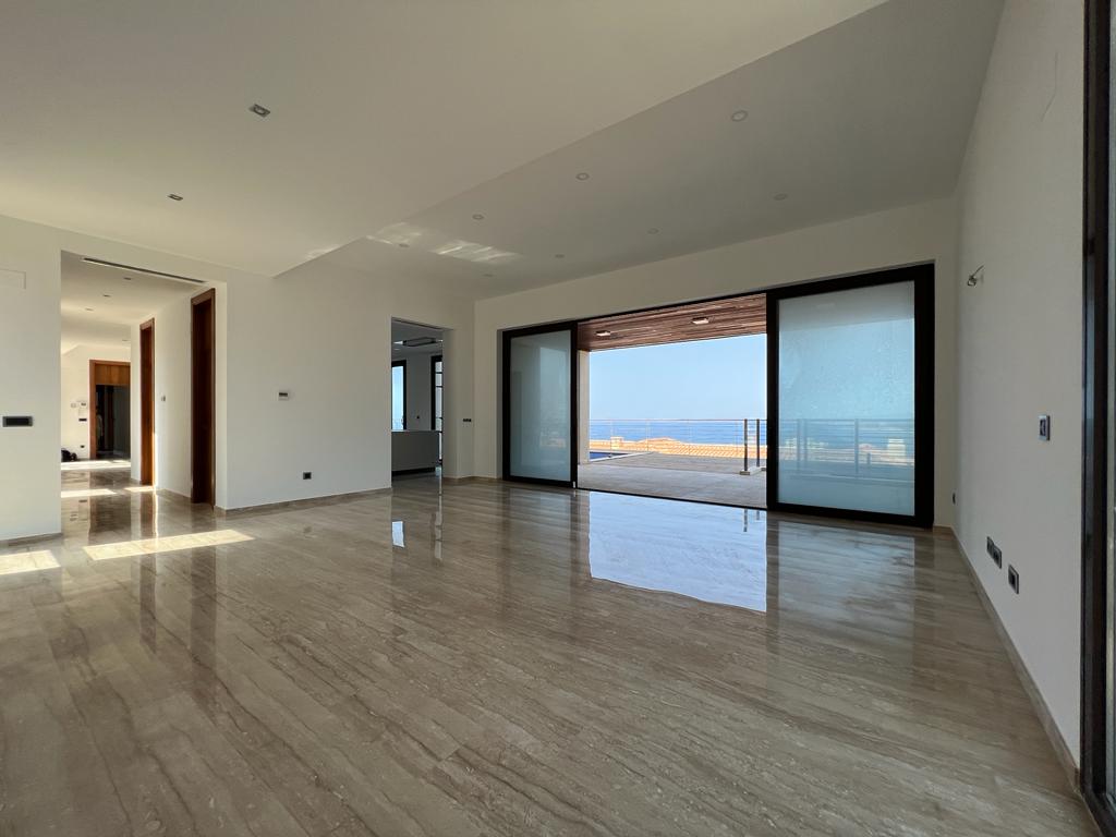 Fantastic modern villa with sea views
