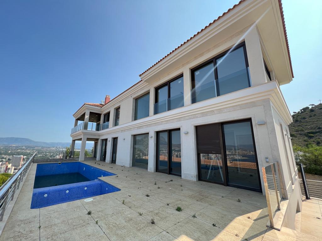 Fantastic modern villa with sea views