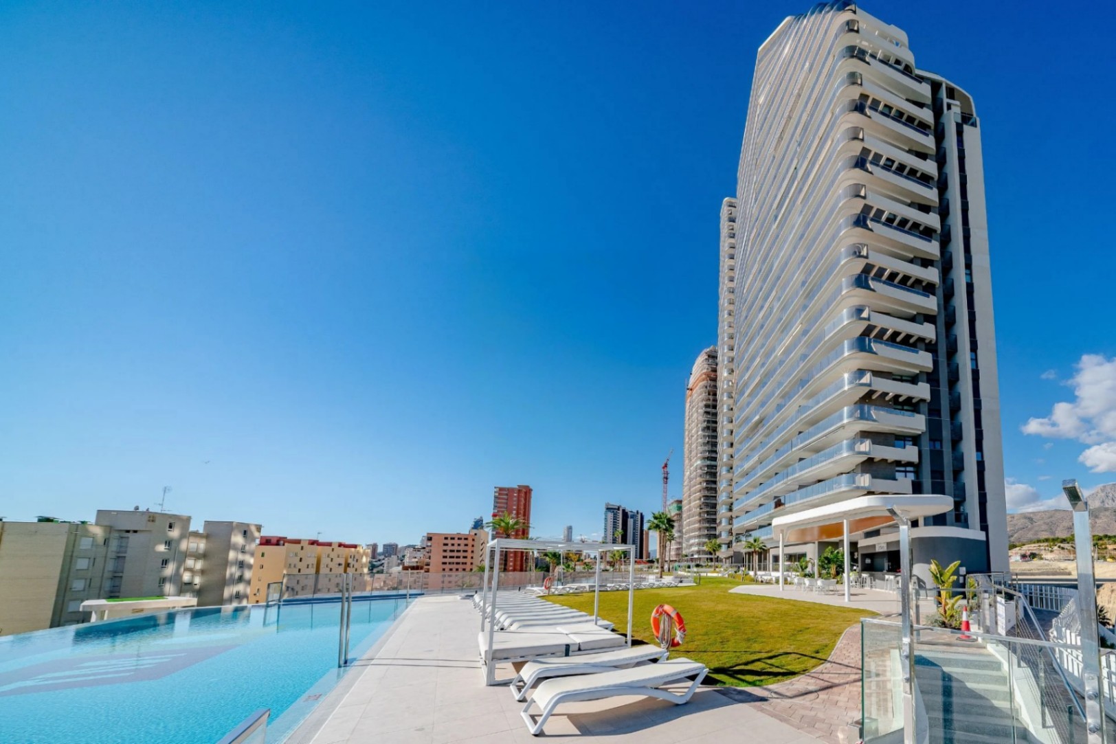 SPECTACULAR PENTHOUSE WITH BREATHTAKING VIEWS IN SUNSET CLIFFS RESIDENTIAL AREA