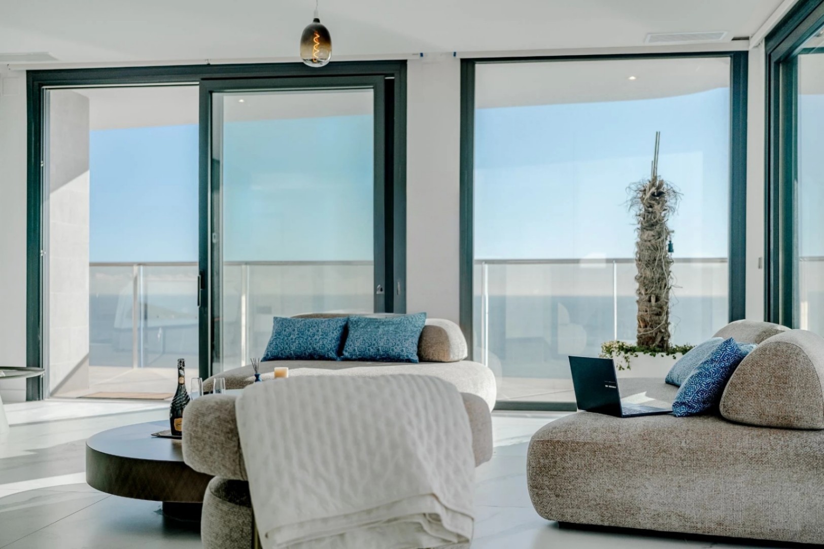 SPECTACULAR PENTHOUSE WITH BREATHTAKING VIEWS IN SUNSET CLIFFS RESIDENTIAL AREA