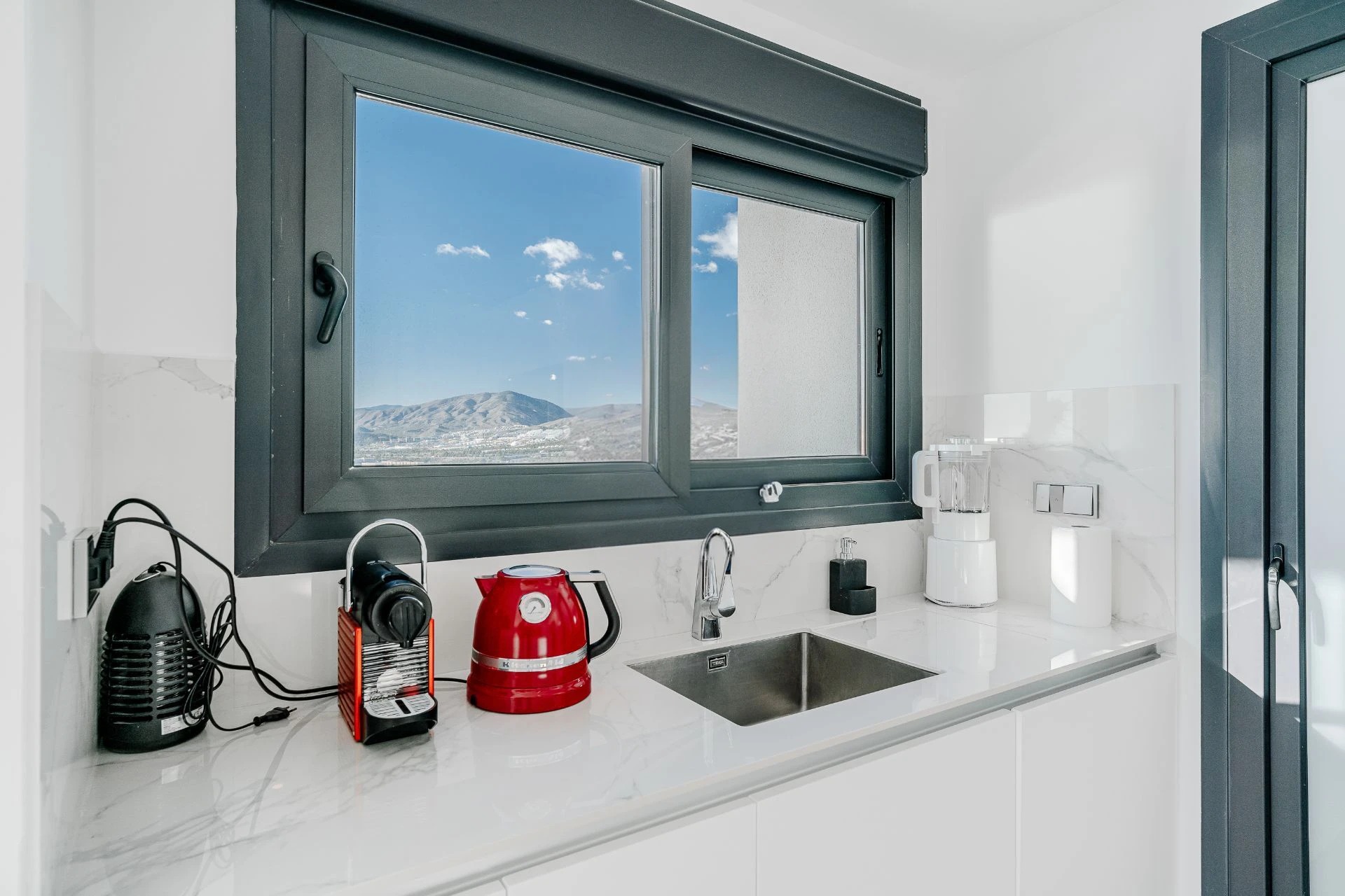SPECTACULAR PENTHOUSE WITH BREATHTAKING VIEWS IN SUNSET CLIFFS RESIDENTIAL AREA