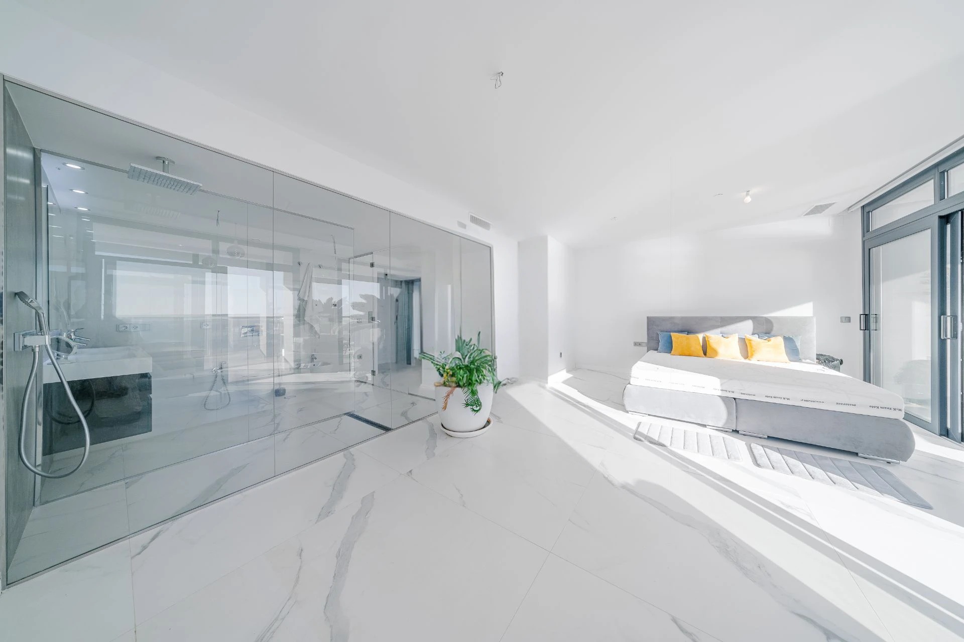 SPECTACULAR PENTHOUSE WITH BREATHTAKING VIEWS IN SUNSET CLIFFS RESIDENTIAL AREA