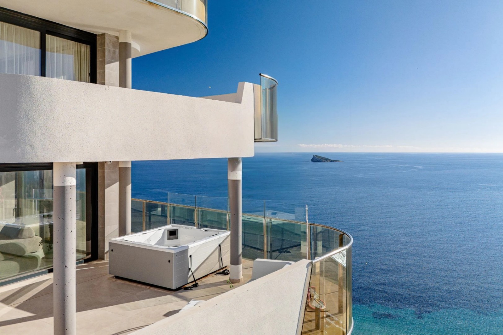 SPECTACULAR PENTHOUSE WITH BREATHTAKING VIEWS IN SUNSET CLIFFS RESIDENTIAL AREA