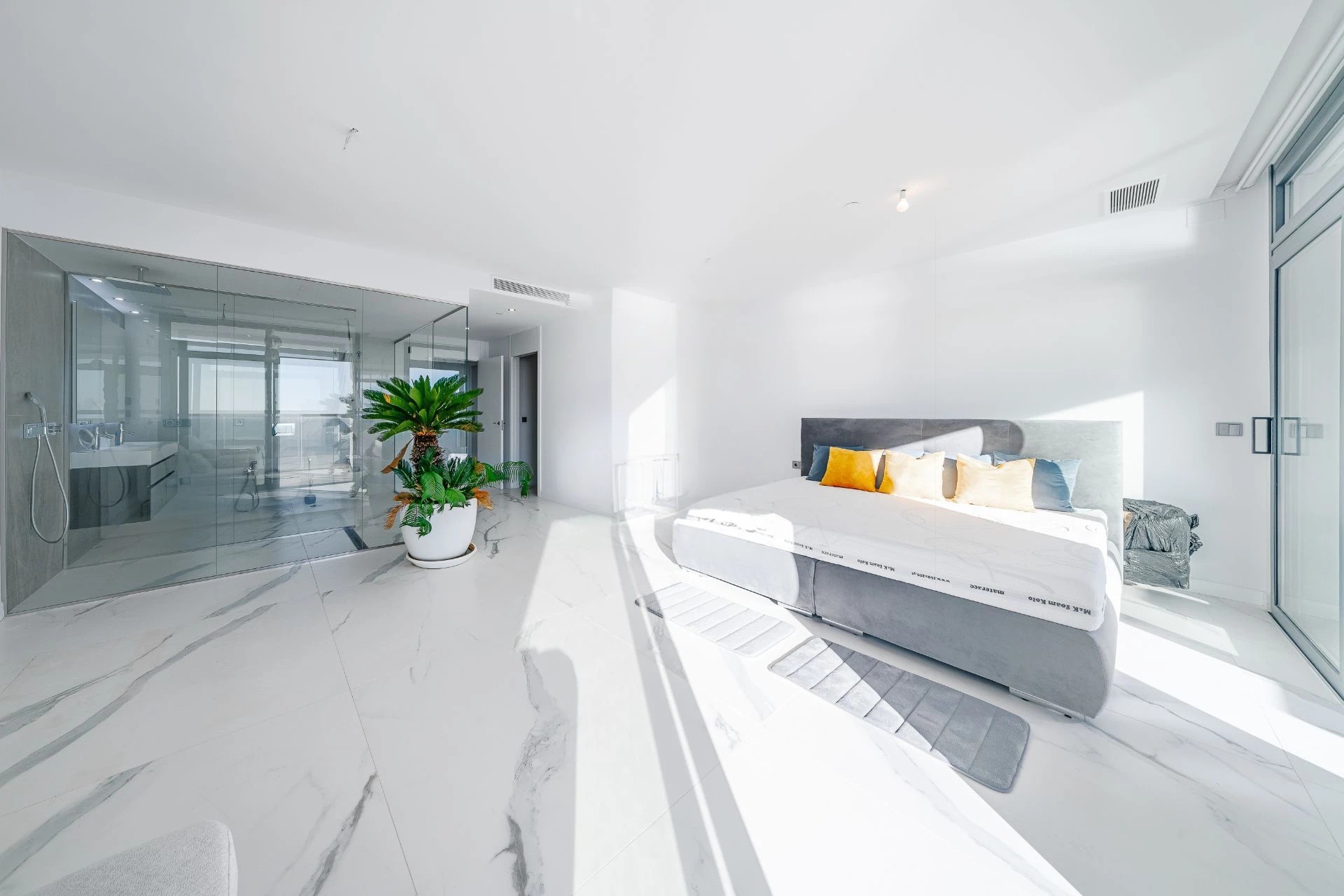 SPECTACULAR PENTHOUSE WITH BREATHTAKING VIEWS IN SUNSET CLIFFS RESIDENTIAL AREA