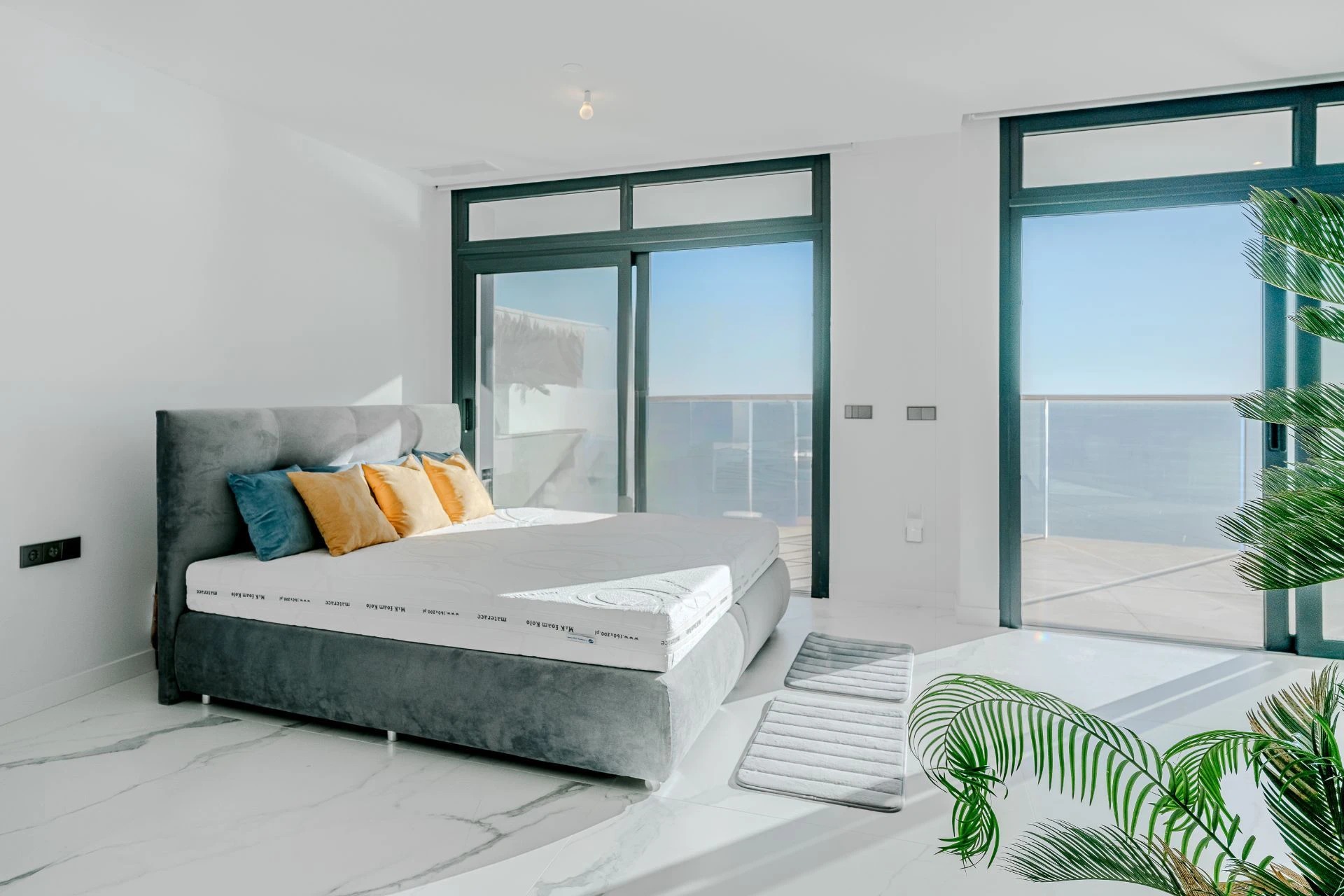 SPECTACULAR PENTHOUSE WITH BREATHTAKING VIEWS IN SUNSET CLIFFS RESIDENTIAL AREA