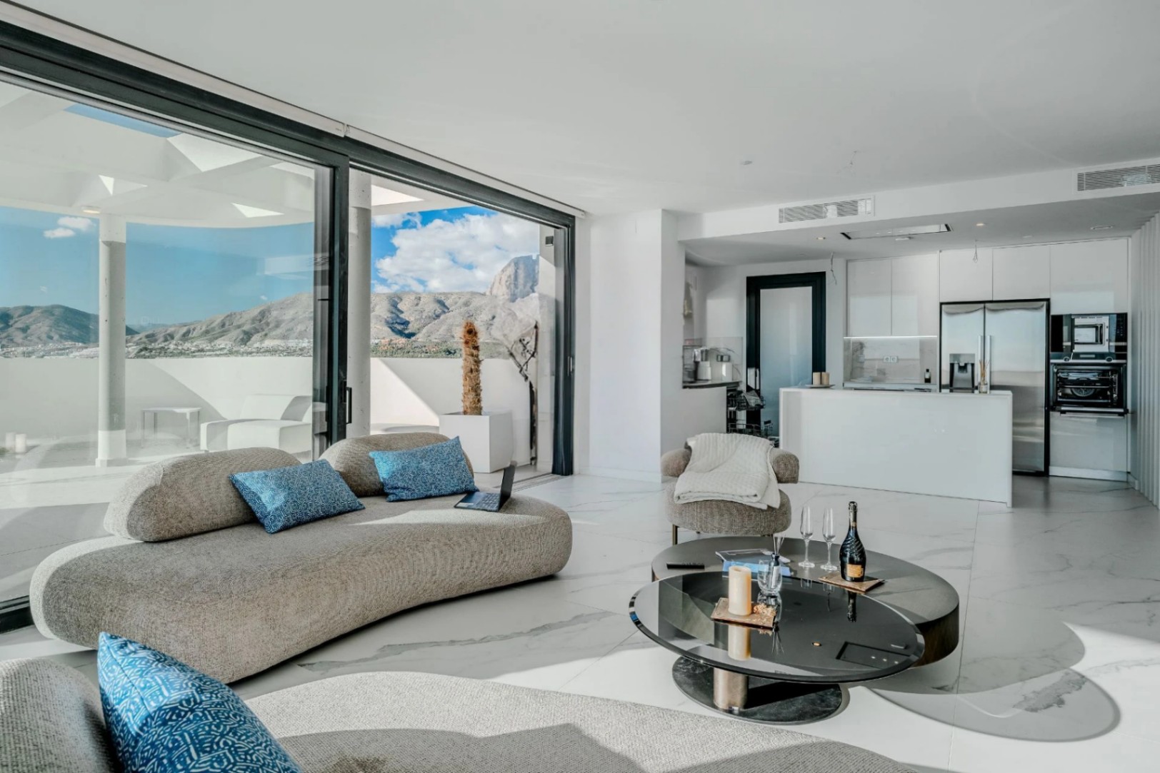 SPECTACULAR PENTHOUSE WITH BREATHTAKING VIEWS IN SUNSET CLIFFS RESIDENTIAL AREA