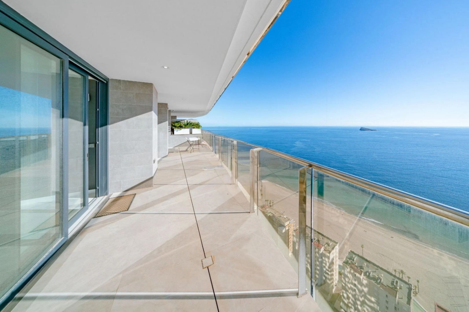 SPECTACULAR PENTHOUSE WITH BREATHTAKING VIEWS IN SUNSET CLIFFS RESIDENTIAL AREA