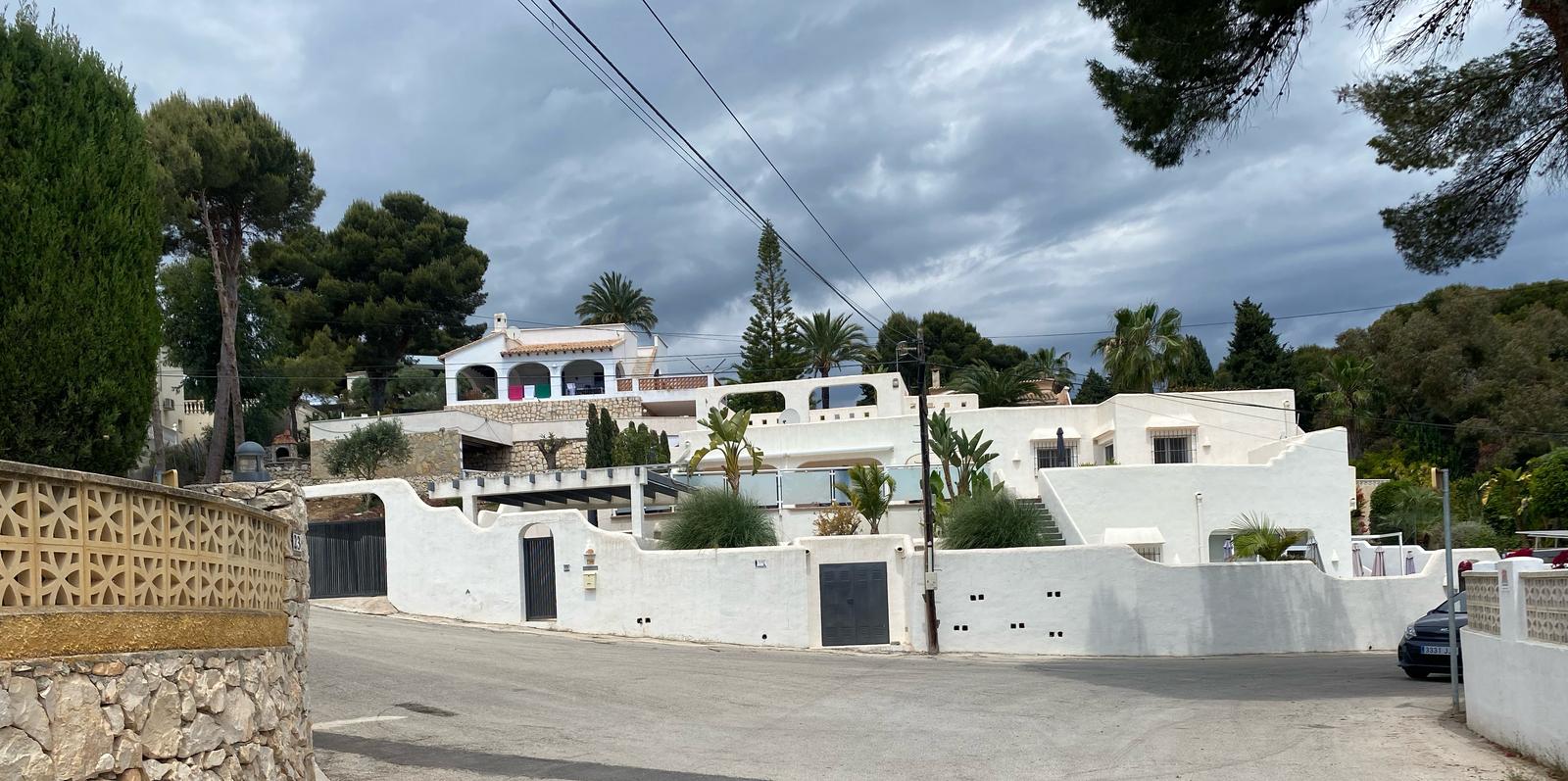 FANTASTIC IBIZA STYLE VILA WITH SEA VIEWS IN THE HEART OF MORAIRA
